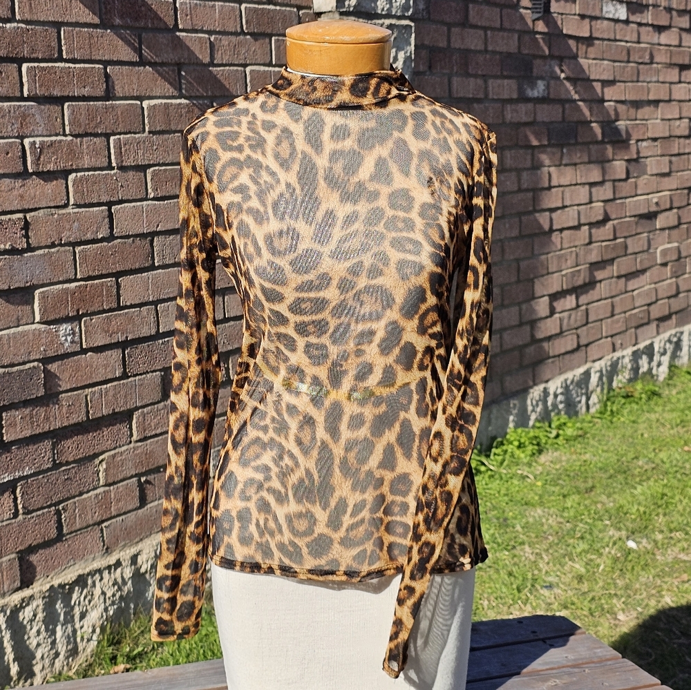 Elite Collection sheer leopard top - Picture 2 of 5